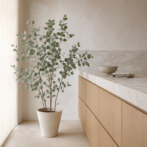 Eucalyptus artificiel 130 cm dans une cuisine ouverte, plan de travail en marbre veiné