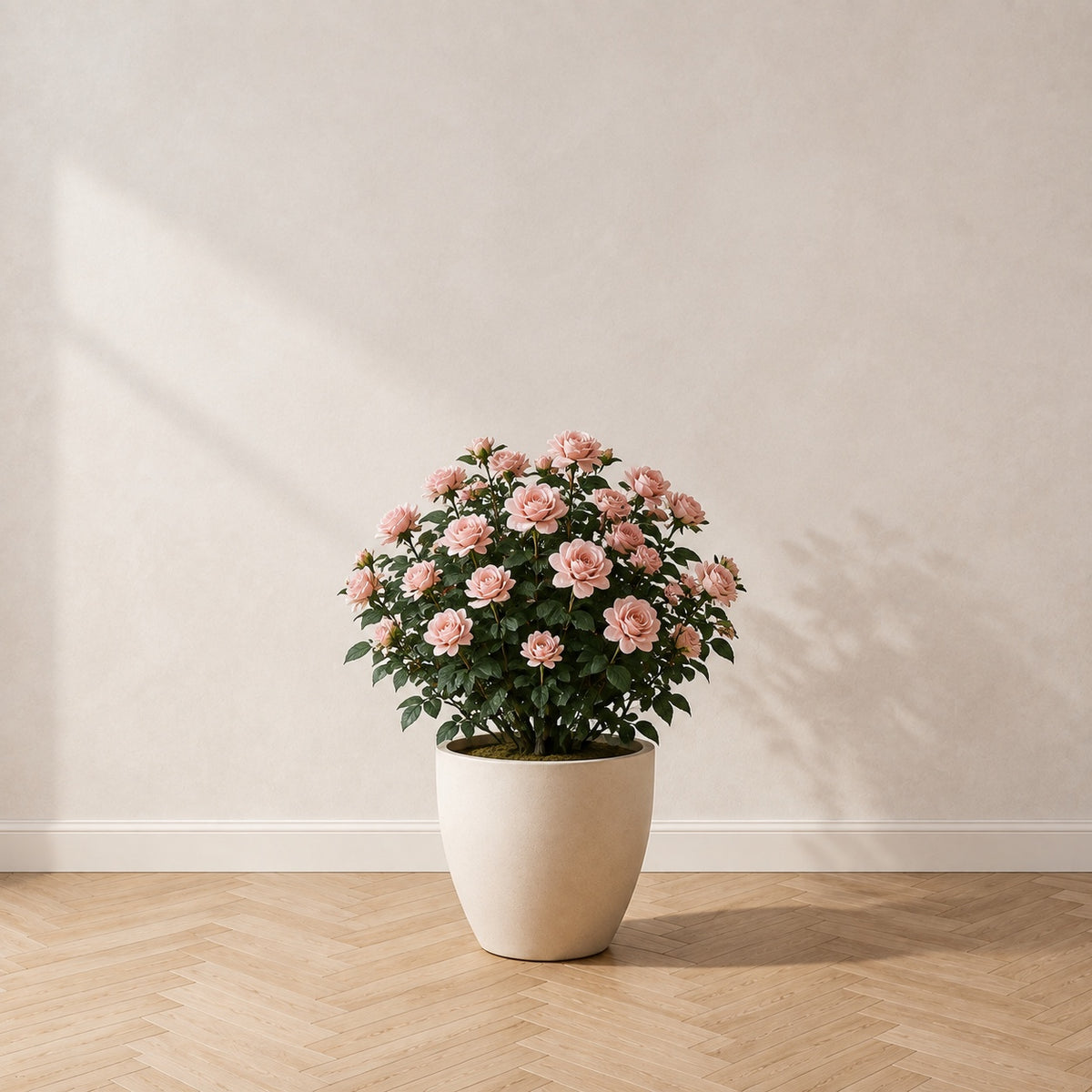 Rosier artificiel 90 cm à roses rose poudré, dans un pot en céramique crème, sur un parquet en chêne à bâtons rompus